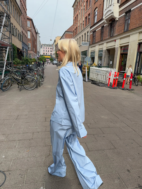 Sofie is 170 cm tall and wears size M. | light blue
