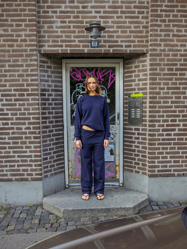 Kajsa is 174 cm tall and wears size S. | navy