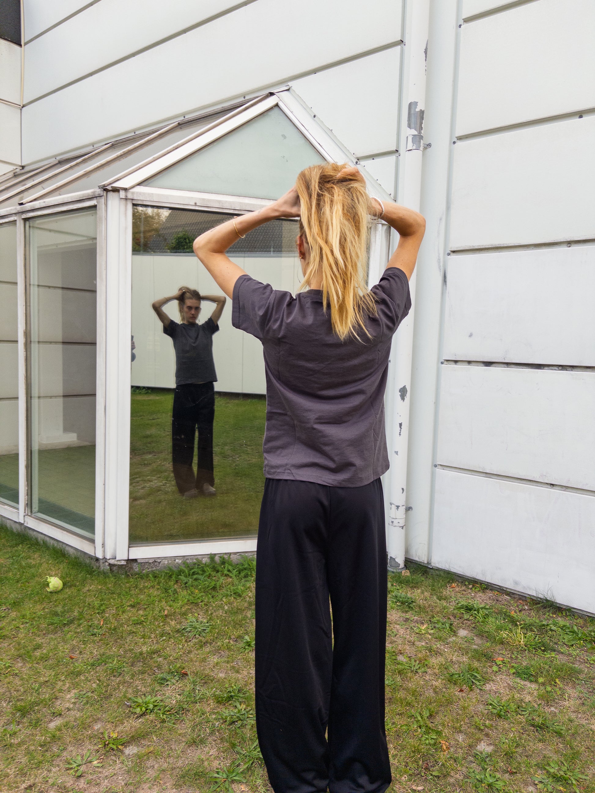 Alma is 174 cm tall and wears size M. | dark grey