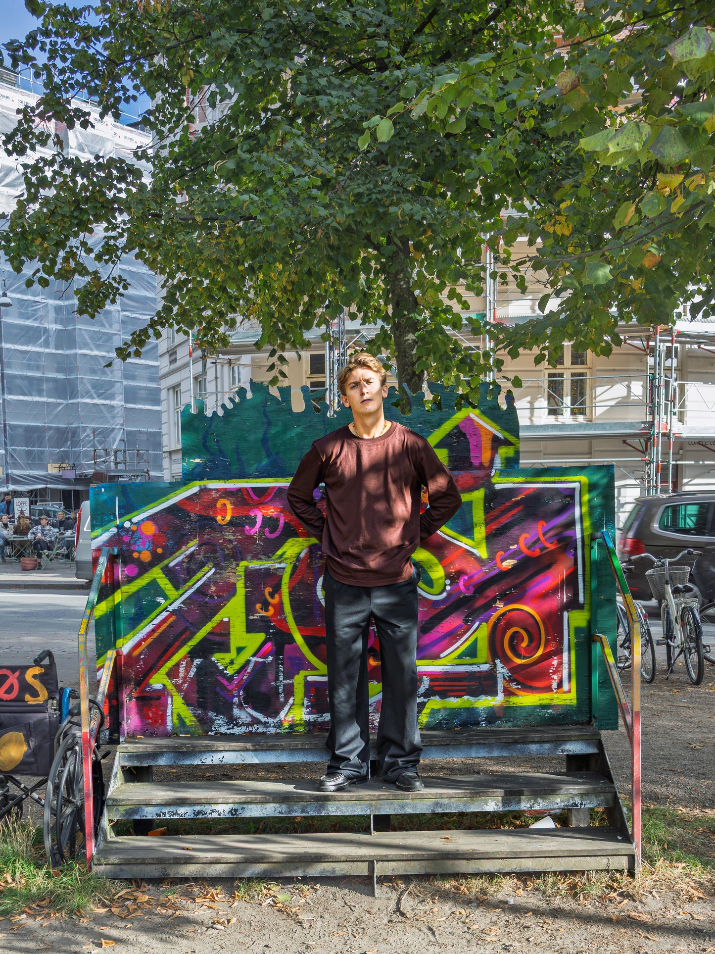 August is 185 cm tall and wears size XL. | black