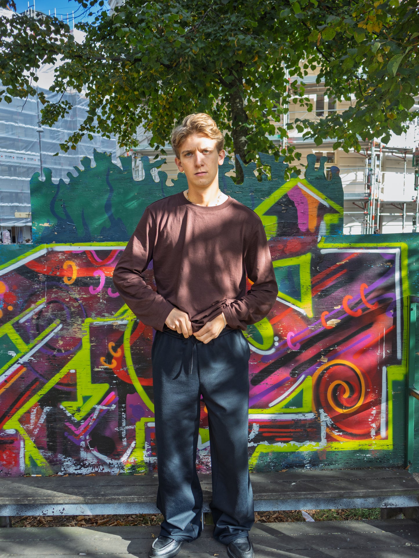 August is 185 cm tall and wears size XL. | dark brown