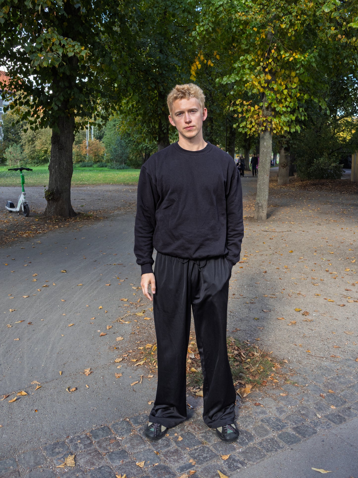 Peter is 188 cm tall and wears size XL. | black