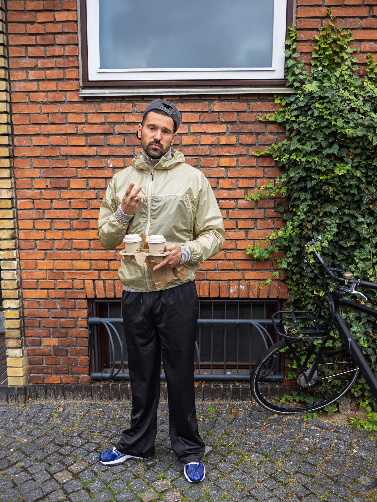 Andreas is 188 cm tall and wears size L. | black