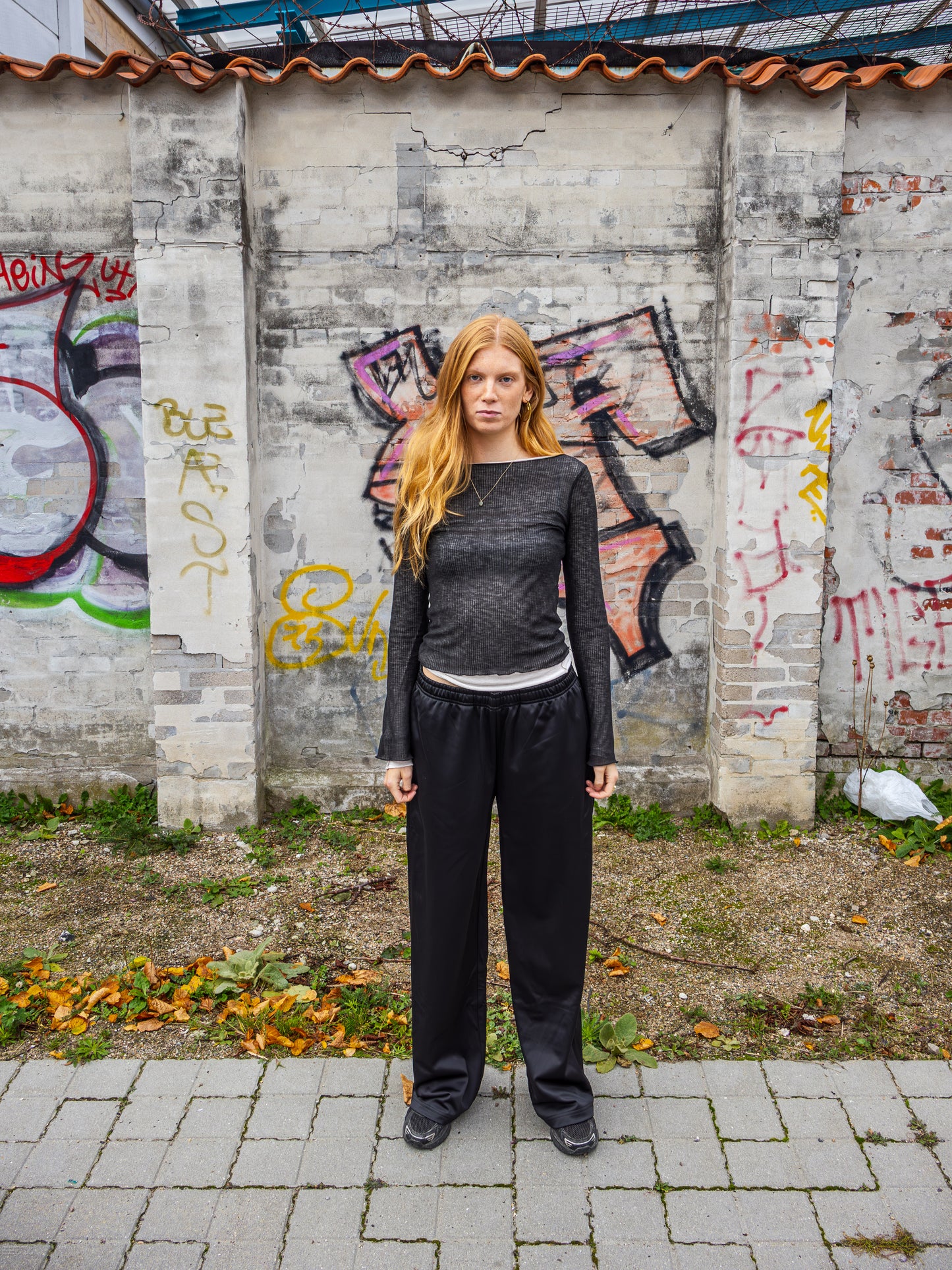 Roberta is 174 cm tall and wears size M. | black