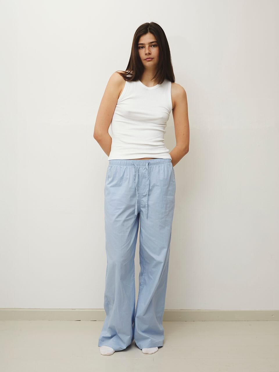 Laura is 180 cm tall and wears size XS. | white