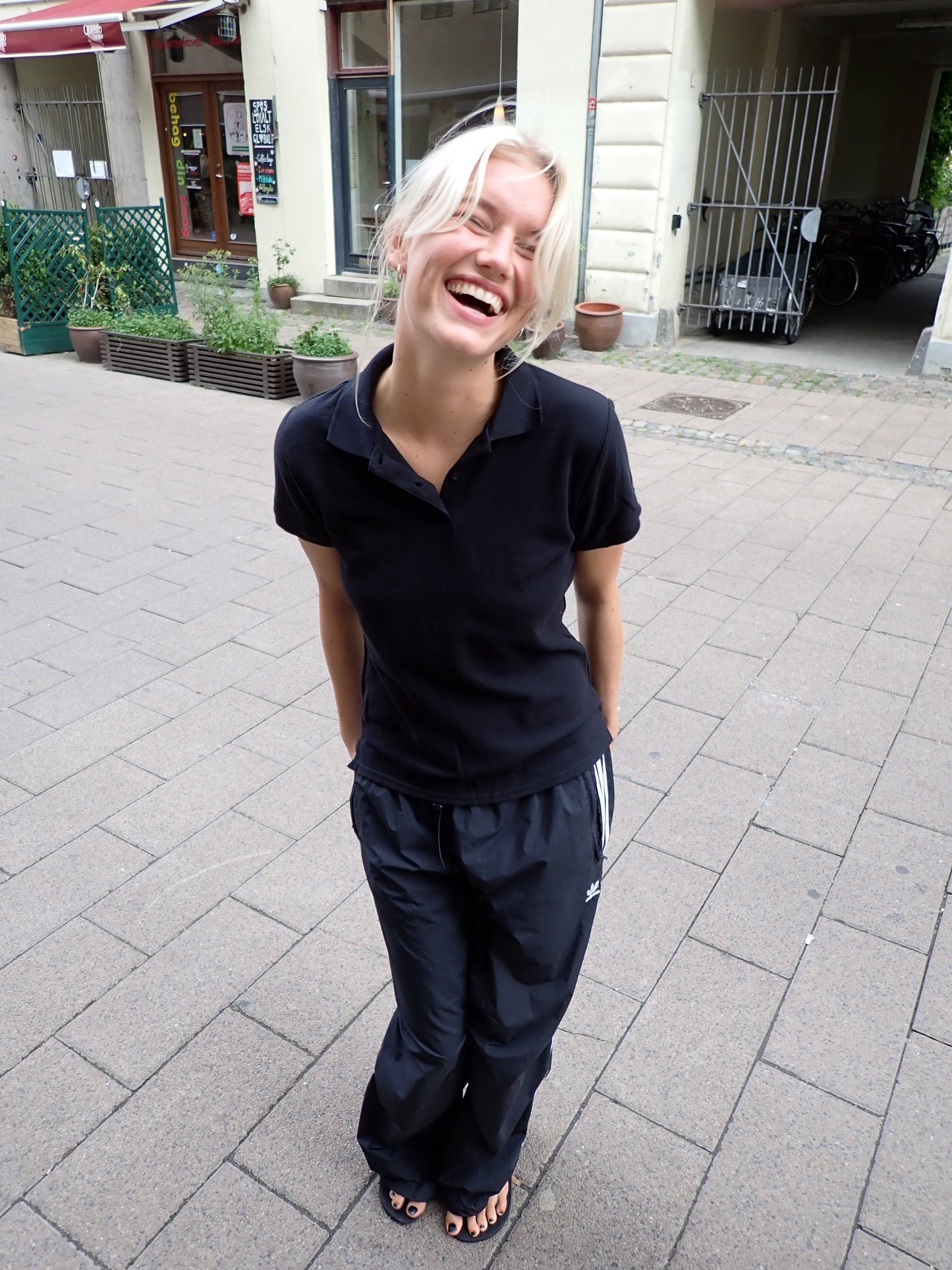 Sofie is 170 cm tall and wears size S. | black