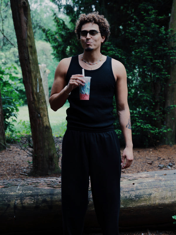 Oskar is 185 cm tall and wears size L. | black