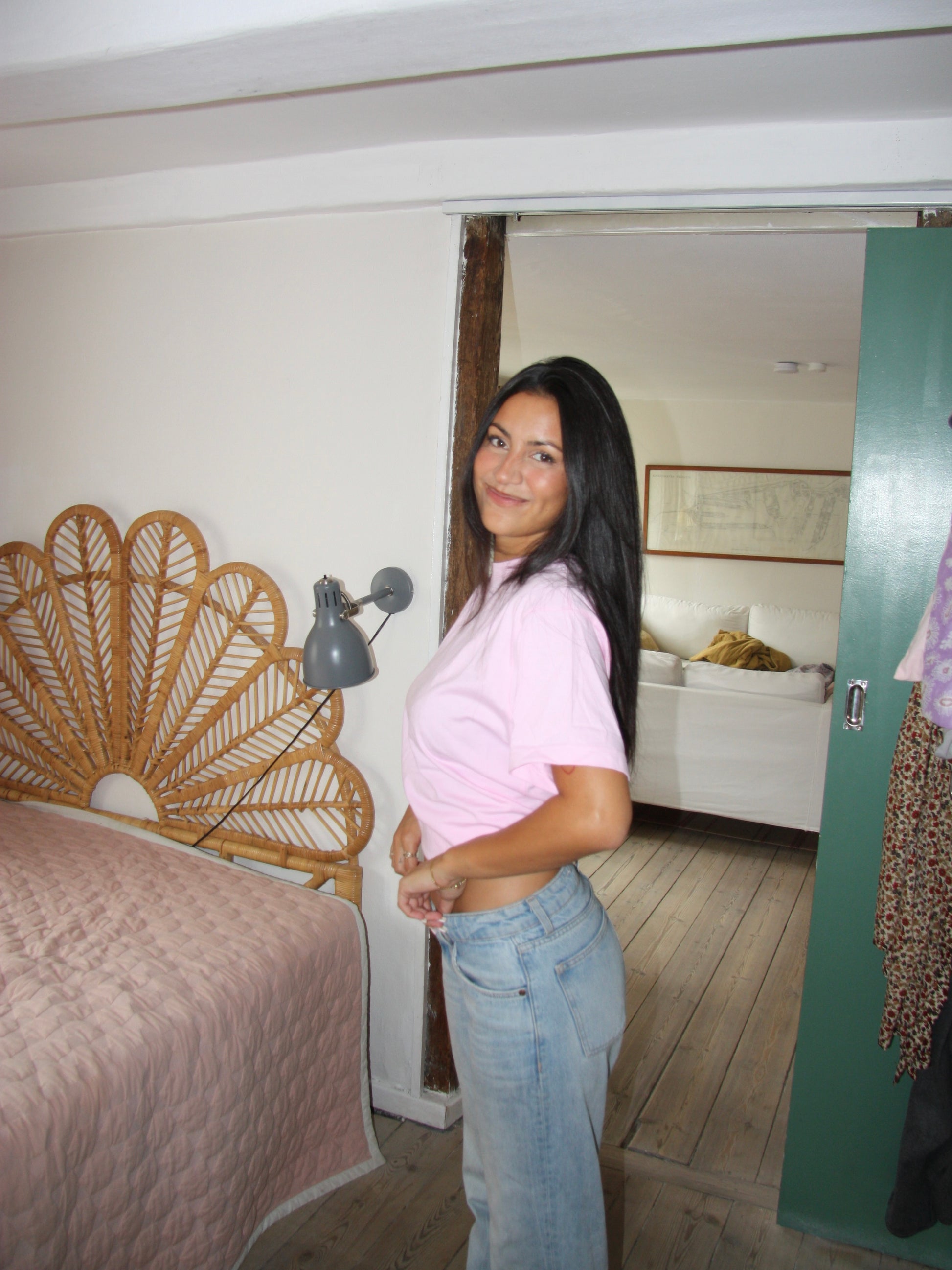 Nanna is 166 and wears size S. | pink