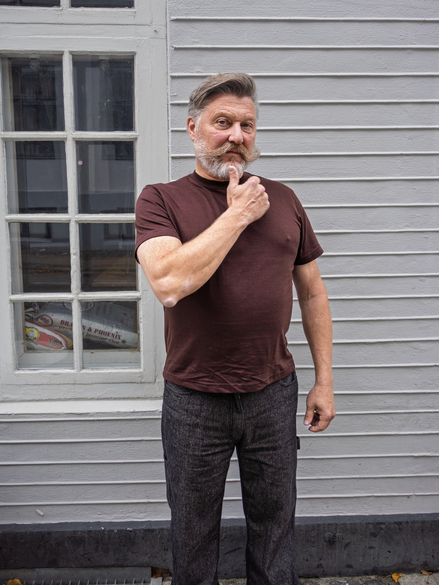 Lars is 174 cm tall and wears size L. | dark brown