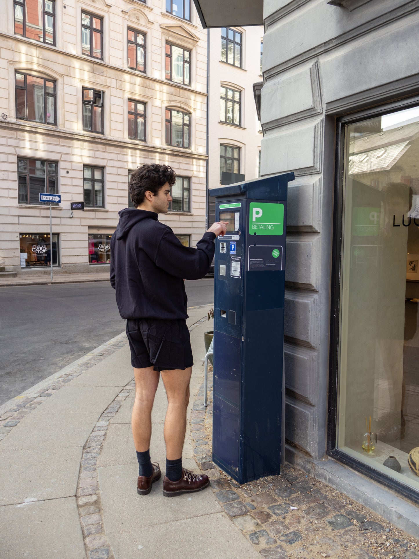 Boris is 183 cm tall and wears size L. | black