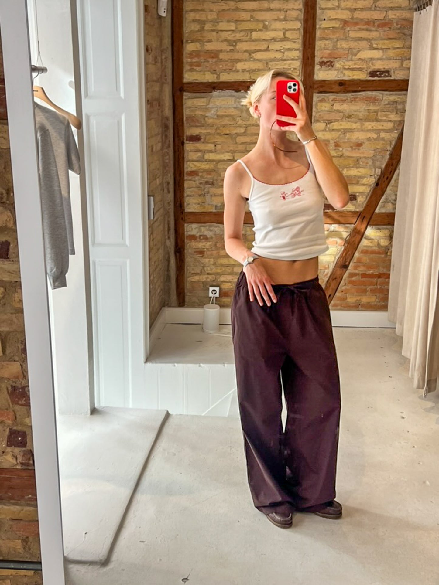 Sofie is 183 cm tall and wears size L. | dark brown